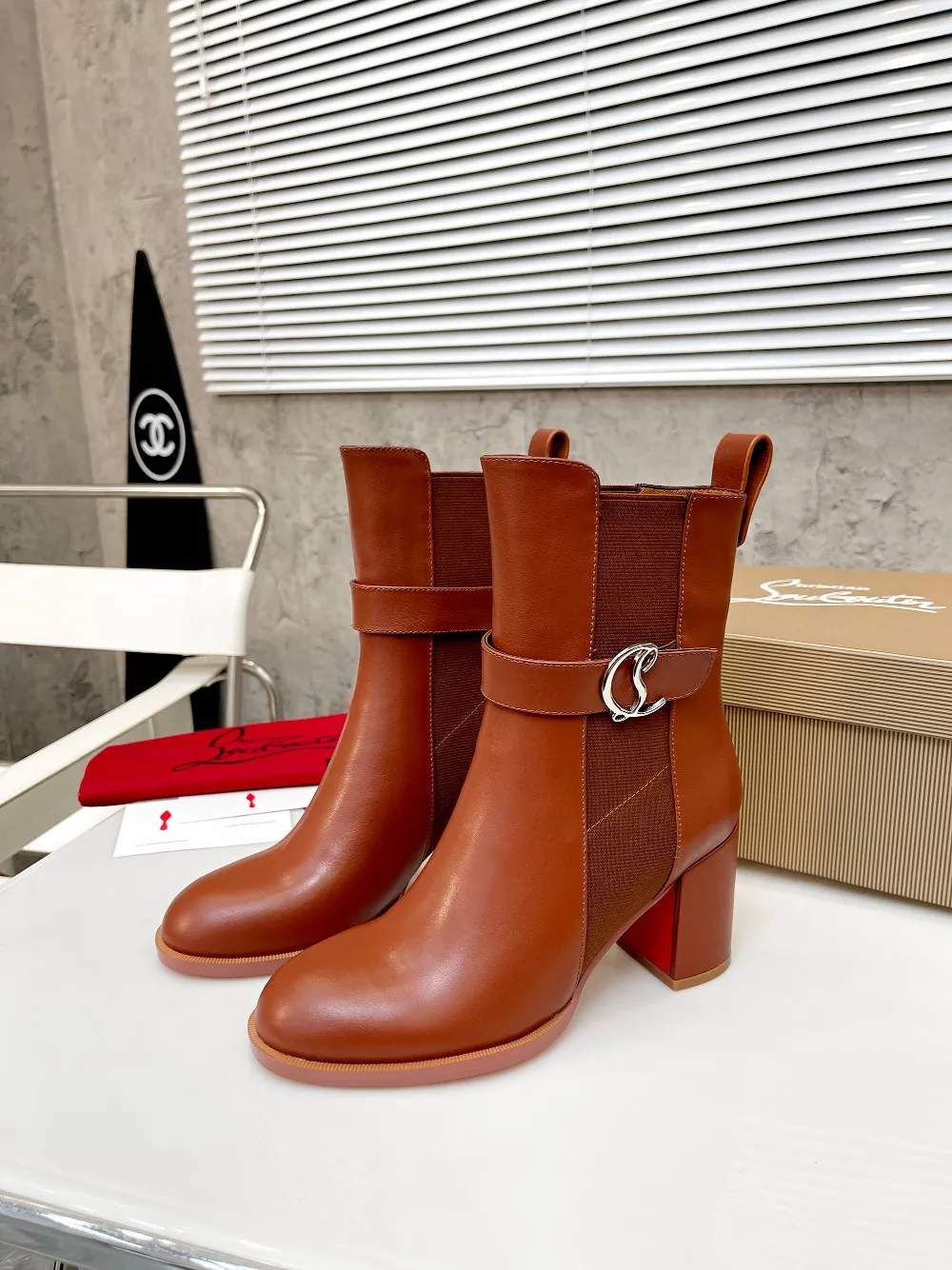 👟👟Ex-factory price 600👟👟 Christian Louboutin (CL) launches new thick-heeled thick-soled boots in 2022, made of shiny calf leather. Eye-catching embellishments on the side, elastic gold-plated Christian Louboutin (CL) logo design, tube height 6 inches (15cm) ✅Fabric: grained cowhide ✅Lining: sheepskin ✅Outsole/heel height: rubber Genuine leather heel height 7cm ✅Color: black reddish brown ✅Number: 34-41 (customized for 34,41) ✅Packaging: original board packaging